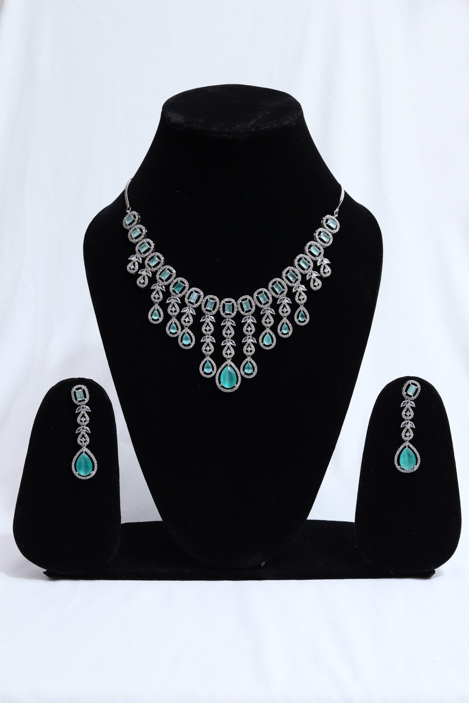 Riwayat Emerald Set
